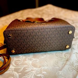 Brand New Michael Kors Large Logo Satchel 100% Authentic